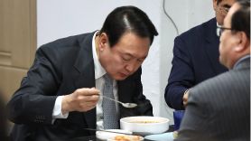 삼각지 서민식당 찾은 尹, 점심으로 5000원짜리 '국수 한그릇'