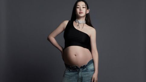 크롭티 입고 D라인 공개…출산 앞둔 이하늬 파격 만삭 화보