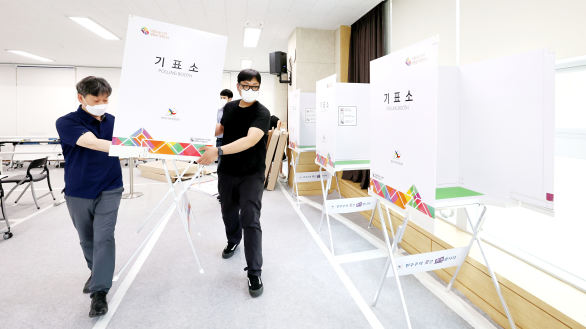 [포토타임] 6·1 지방선거 사전투표 D-2, 투표소 설치하는 공무원들