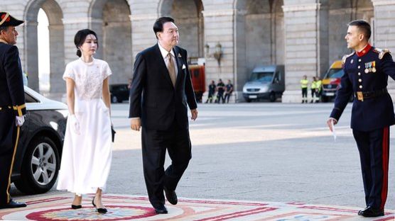 검정 양복 尹, 흰 드레스 김건희 여사…스페인 국왕 만찬 참석