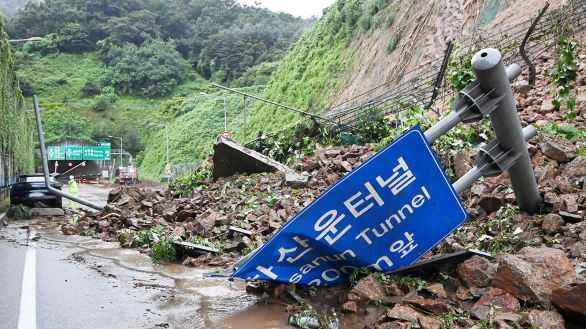 [포토버스] 수도권 80년 만에 내린 폭우… 산사태에 차량침수까지 