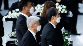 한덕수 총리, 아베 국장서 헌화…기시다 총리에 "깊은 애도"