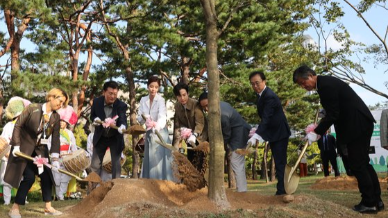 '강수연 나무'도 심었다…부산국제영화제 오늘부터 개막