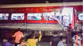 "부러진 팔다리 보였다"...인도 여객열차 충돌, 200여명 사망