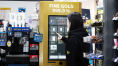 자판기 앞 '소금족' 줄섰다…"재미 쏠쏠" 콩만한 1g 금 사는 MZ  