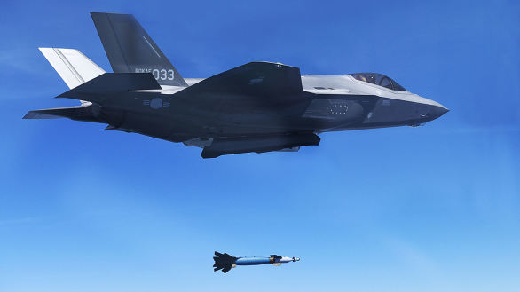 [포토타임]   한미 연합 훈련,  공군 F-35A 공대지 미사일 발사 