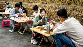 '거지 밥상' 먹으려고 장사진…中 경제 부진에 청년들 짠테크