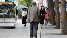 "2045년이면 정부 부채, GDP 넘어선다"…'늙어가는 한국' 경고