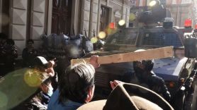 대통령의 자작극?…생중계된 볼리비아 '3시간 쿠데타' 논란