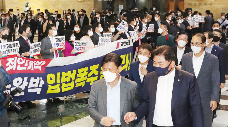 '윤석열 나비효과'에 급했던 민주당…논란의 검수완박 A to Z 